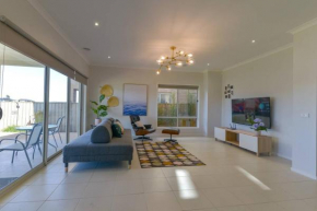 Waterfront Grand Villa for Big Group, Point Cook